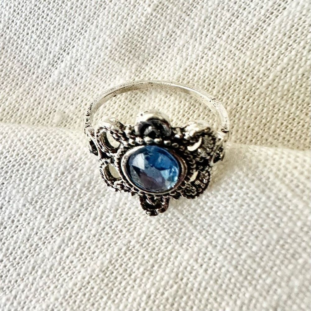 Light blue flower rhinestone ring - size 8 - Picture 3 of 3